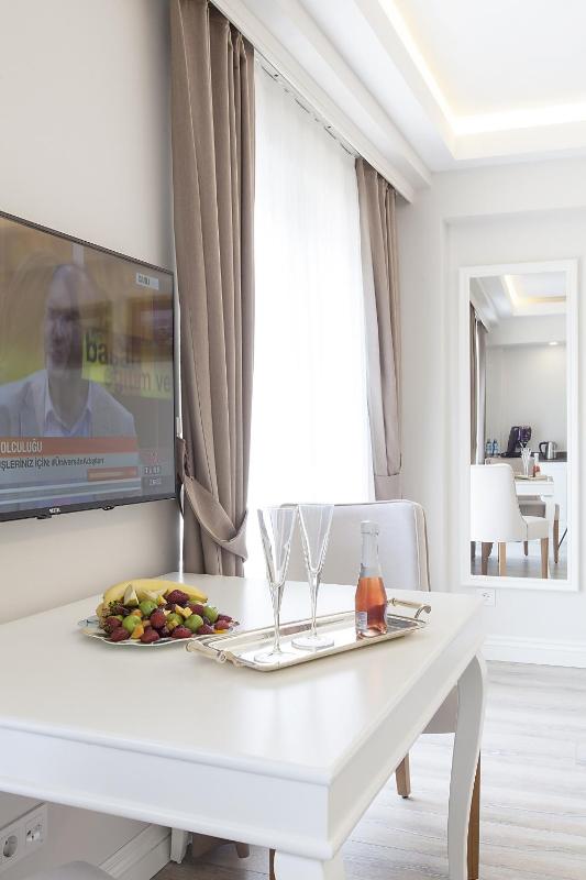 Deluxe Double Room with Balcony image 4