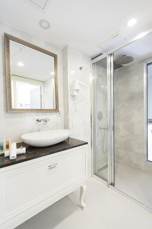Deluxe Double Room with Balcony image 3