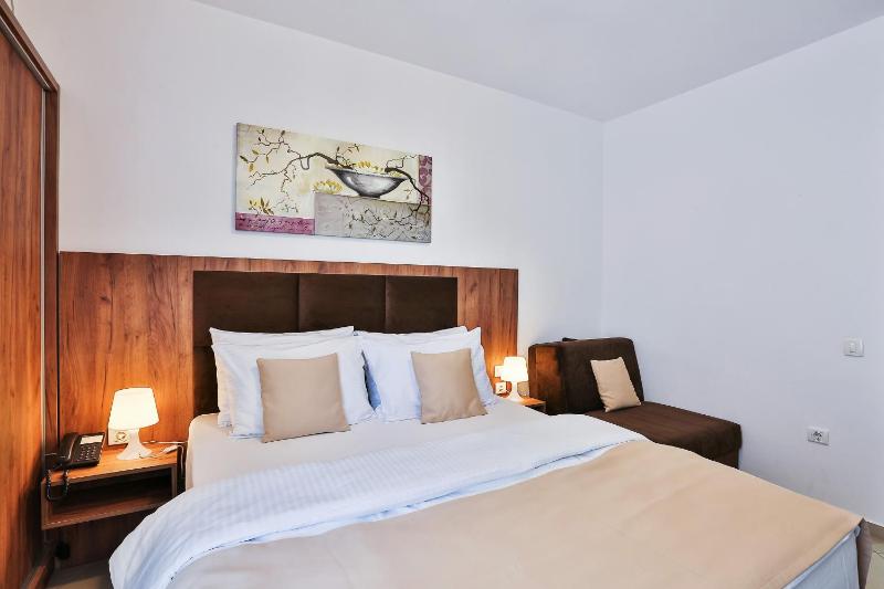 Double Room with Extra Bed image 4