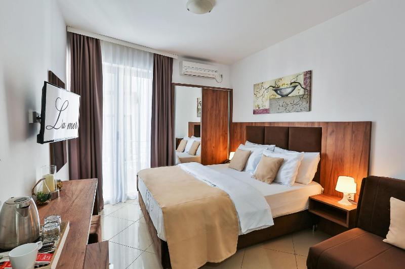 Double Room with Extra Bed image 3