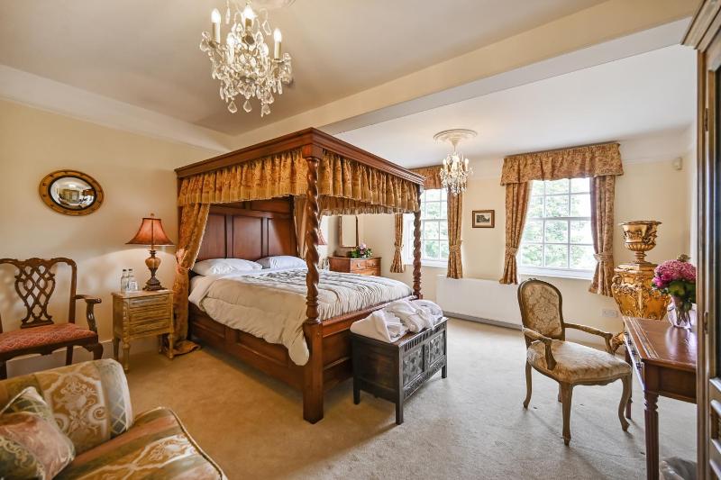 King Room with Garden View image 3