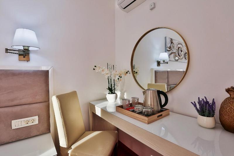 Double Room with Sea View image 2