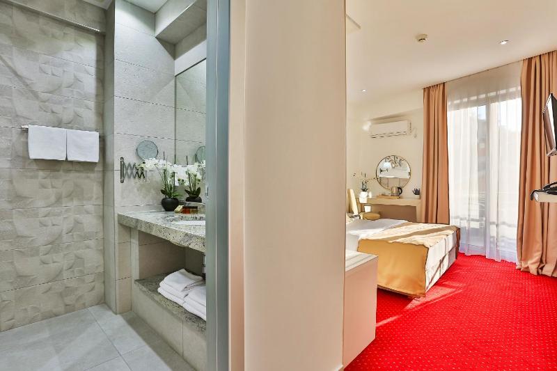 Double Room with Sea View image 4