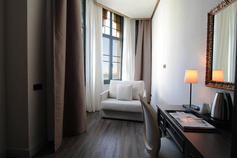 Family Room with Sea View image 2