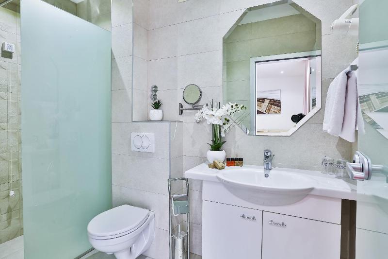 Studio Apartment with Sea View image 4