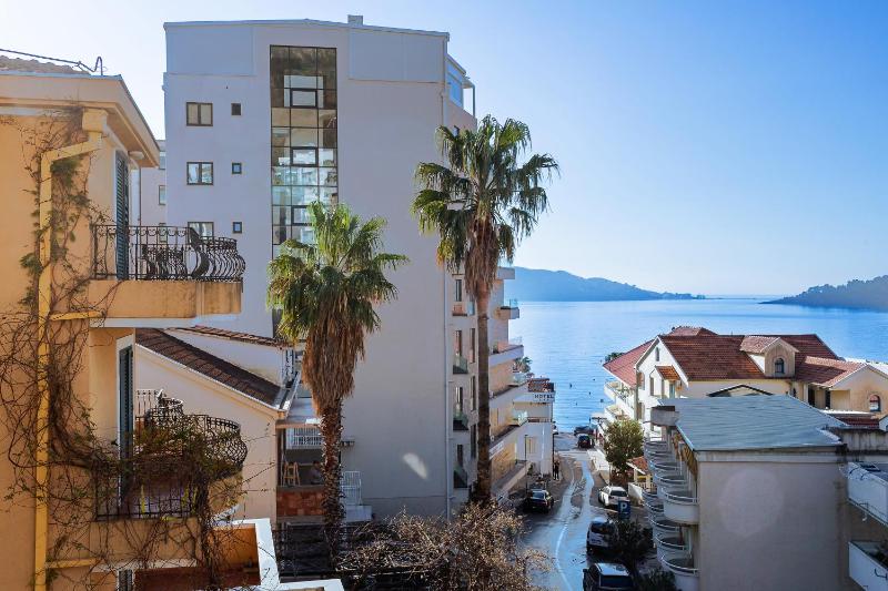 Studio Apartment with Sea View image 2
