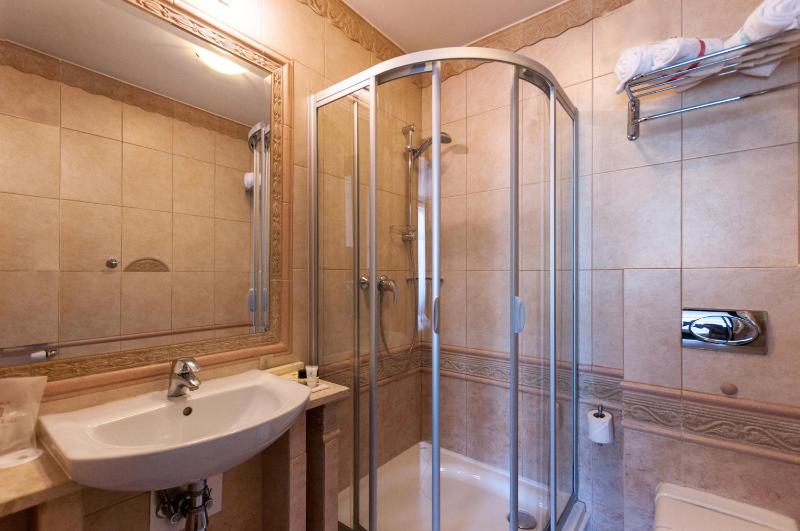 Superior Twin Room image 3