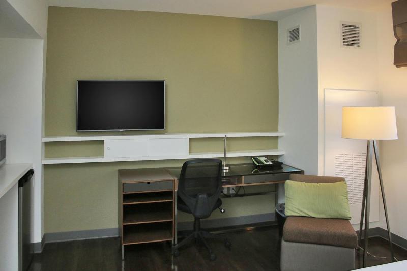 King Guest Room image 4