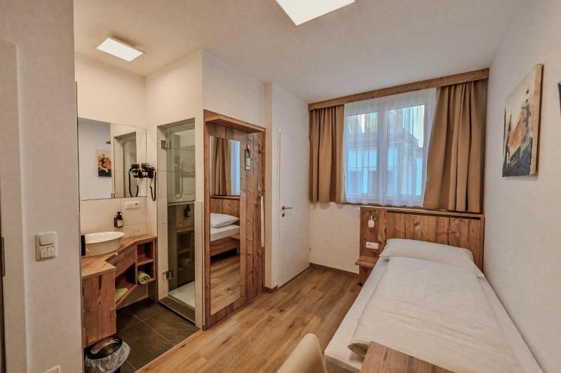 Standard Single Room image 2