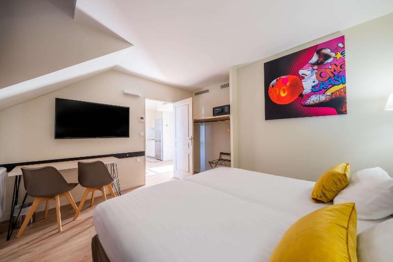 Appartement 1 chambre avec 1 lit double et 2 lits simples image 3