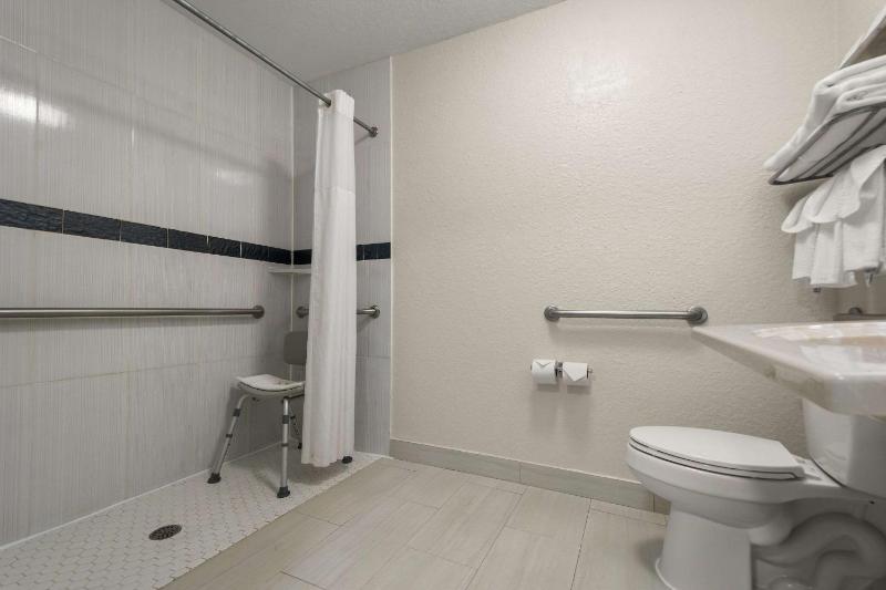 King Room with Roll in Shower - Mobility Accessible/Non-Smoking image 2