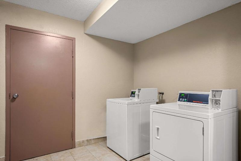 Quality Inn Sarasota I-75 - image 37