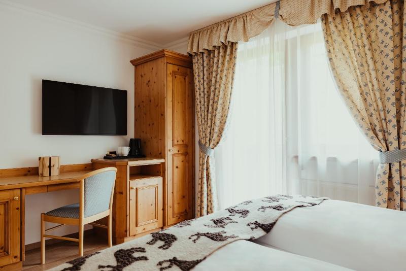 Double or Twin Room image 3