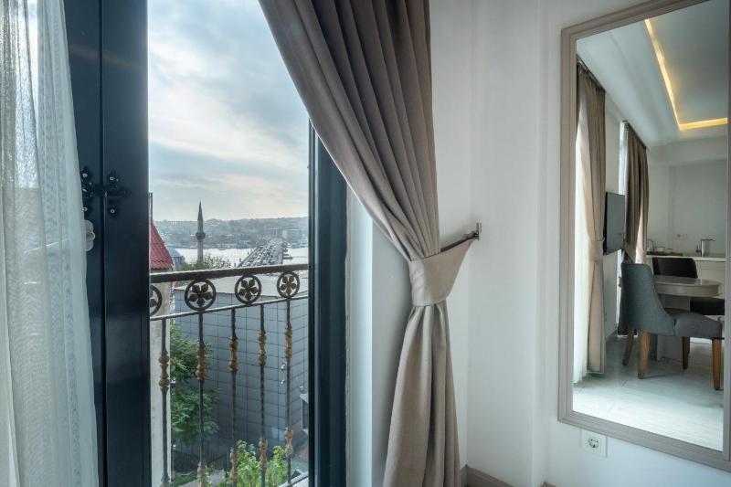  Deluxe Partial Sea View image 3