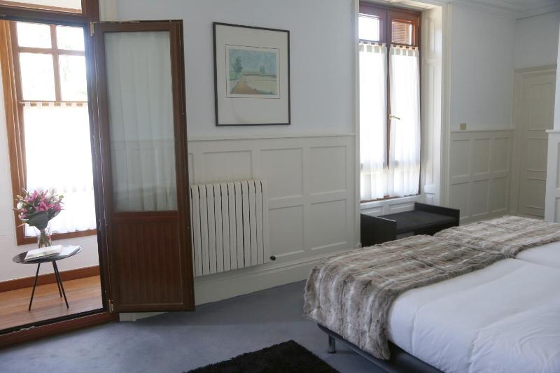 Twin Room image 3