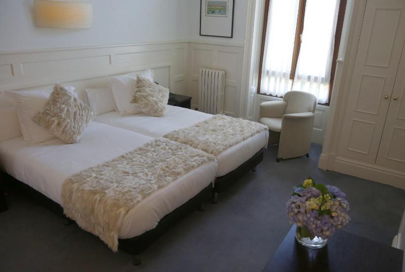 Twin Room image 4