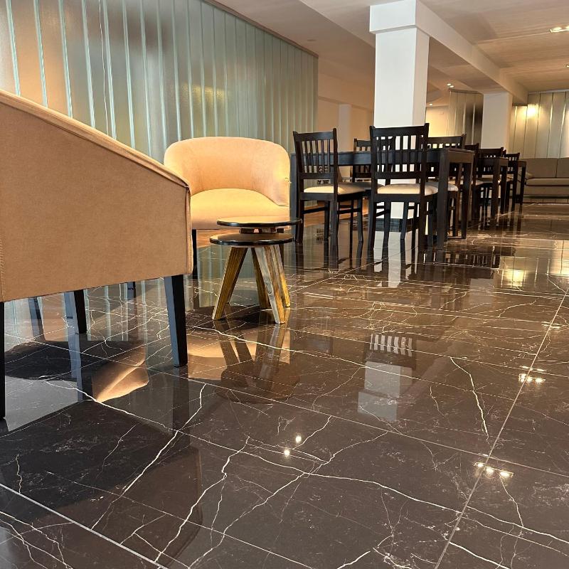 Hotel 376 - image 5