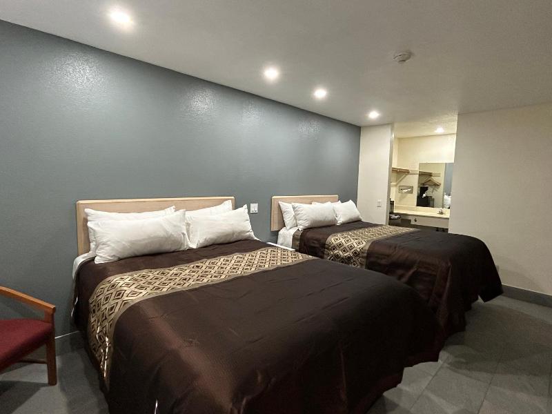 Queen Room with Two Queen Beds - Non-Smoking image 4