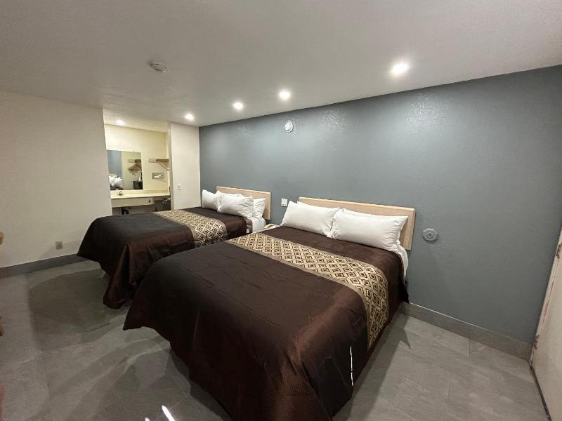 Queen Room with Two Queen Beds - Non-Smoking image 2