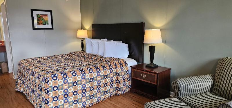 Standard King Room image 4