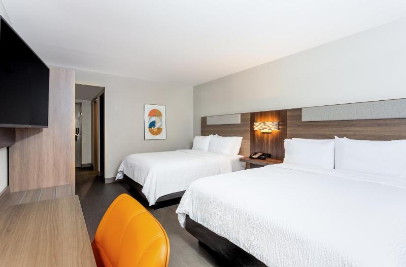 Standard Room with Two Queen Beds image 4