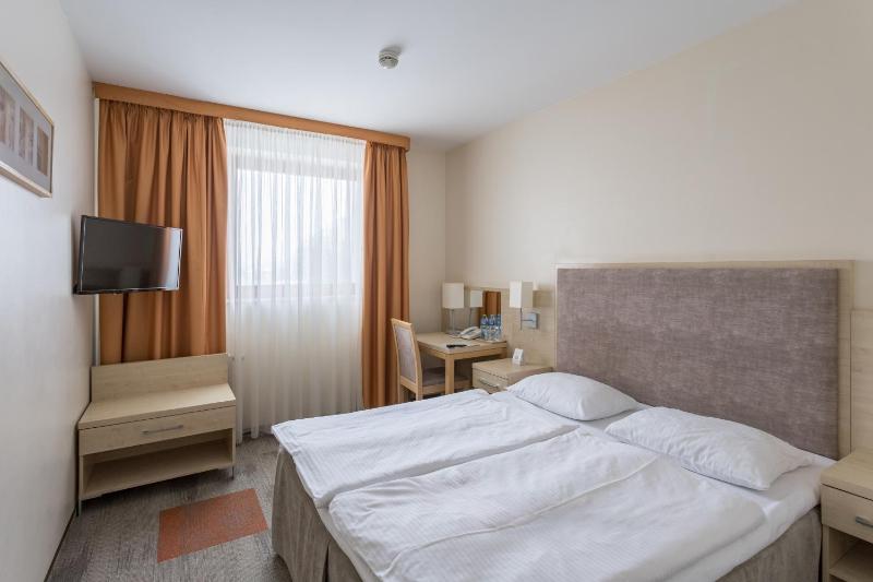 Double or Twin Room image 3