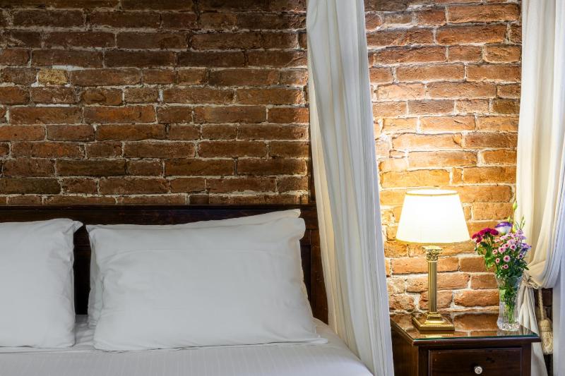 Superior Double Room with Four Poster Bed image 1