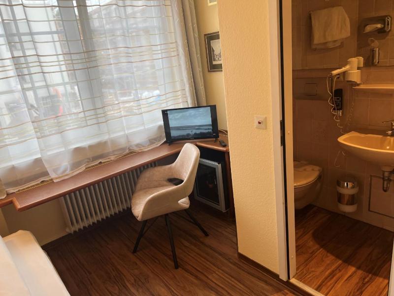 Small Single Room image 3