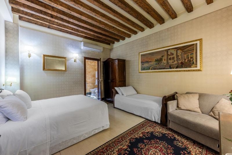 Deluxe Double Room image 4