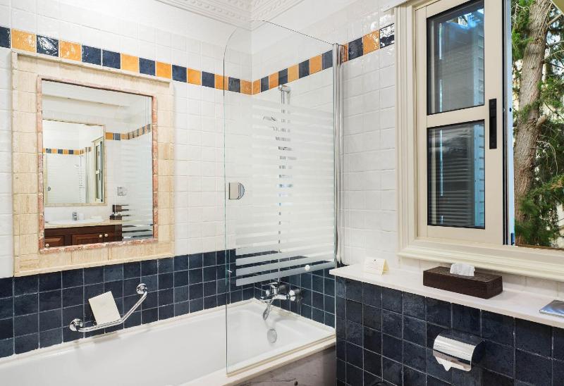Executive Suite with Garden View image 4