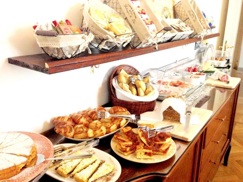 Single Room with Shared Bathroom image 3