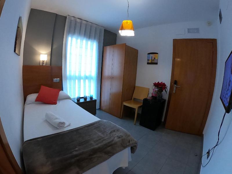 Single Room with Private Bathroom image 3