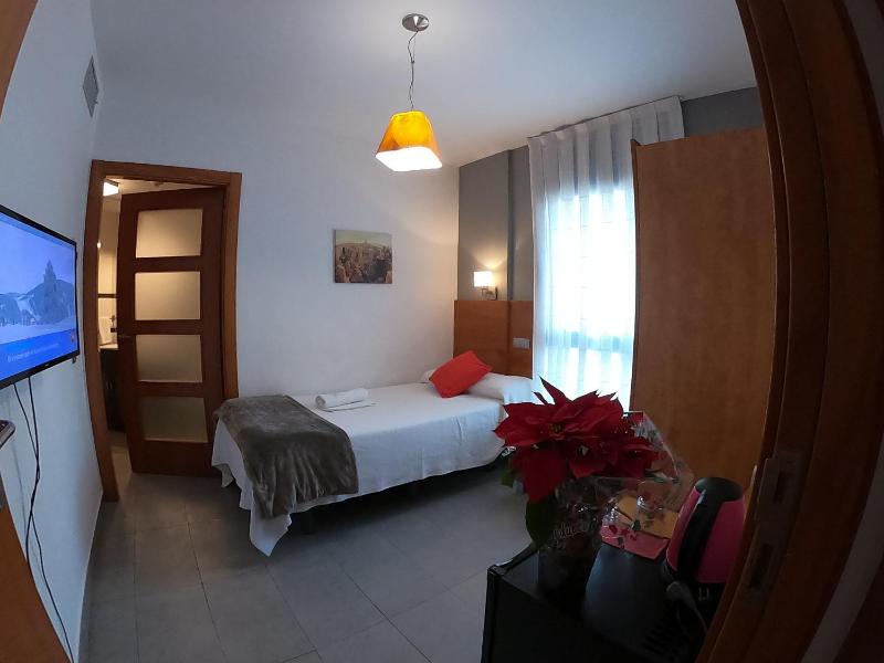Single Room with Private Bathroom image 4