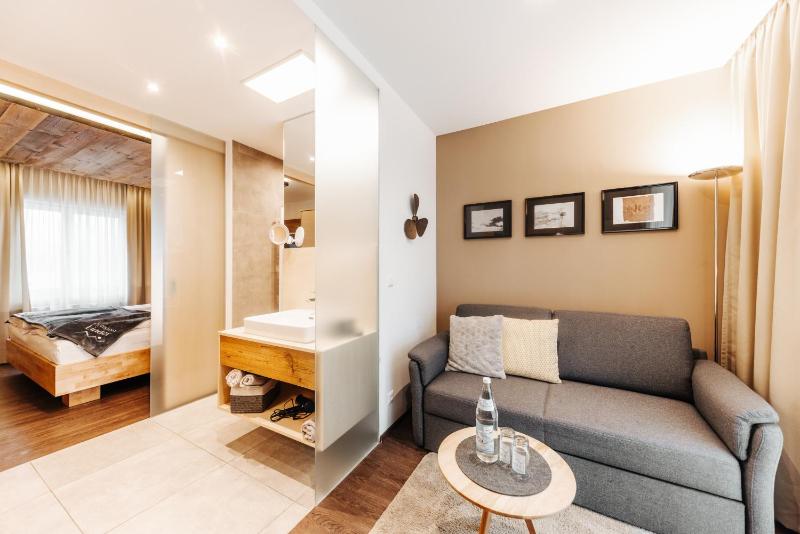 Deluxe Double Room image 2