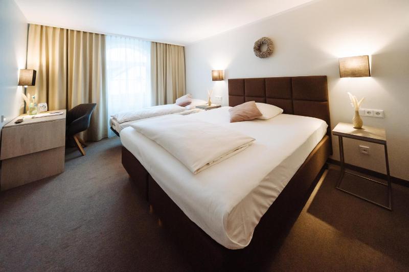 Standard Triple Room image 3