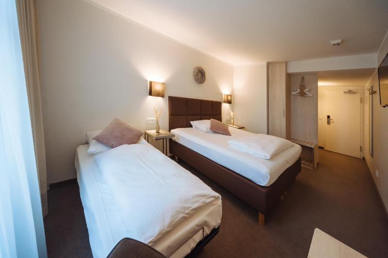 Standard Triple Room image 2