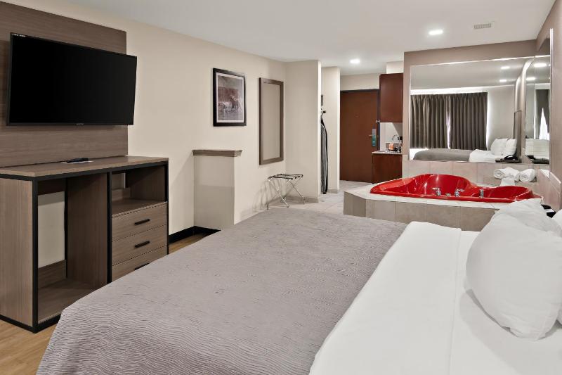 King Suite with Whirlpool - Non Smoking/Ground floor image 3