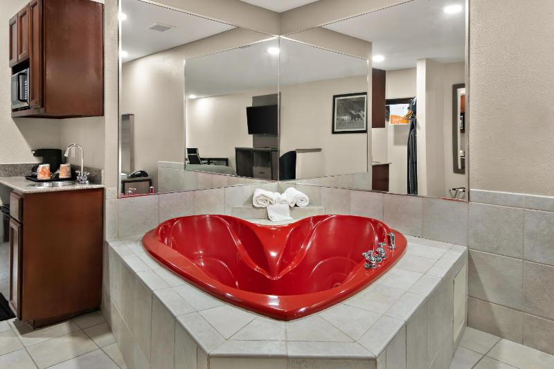 King Suite with Whirlpool - Non Smoking/Ground floor image 2
