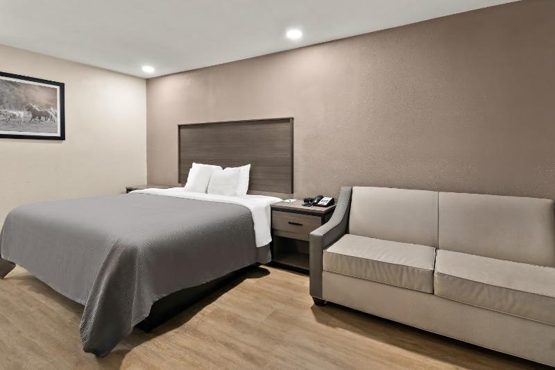King Room - Non Smoking/Exterior Corridor image 3