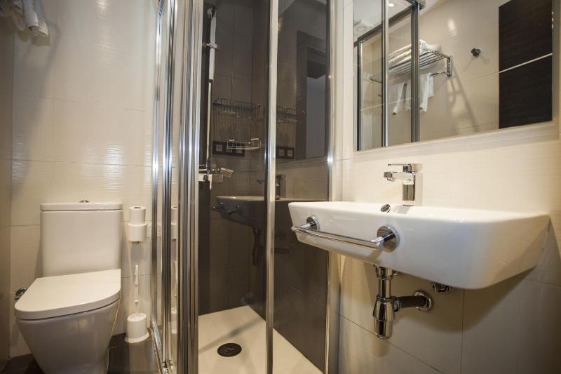 Double or Twin Room with Extra Bed image 3