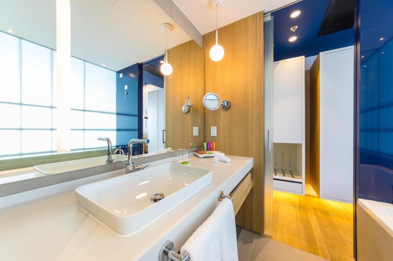 Superior Twin Room image 3