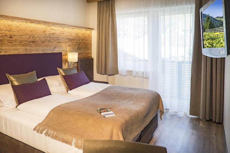 Double Room with Balcony image 4