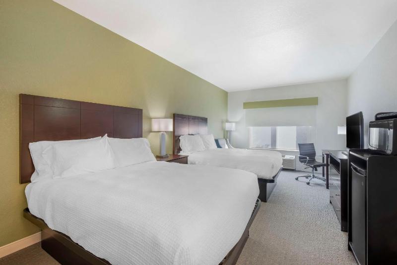 Queen Room with Two Queen Beds - Communication Assistance image 1