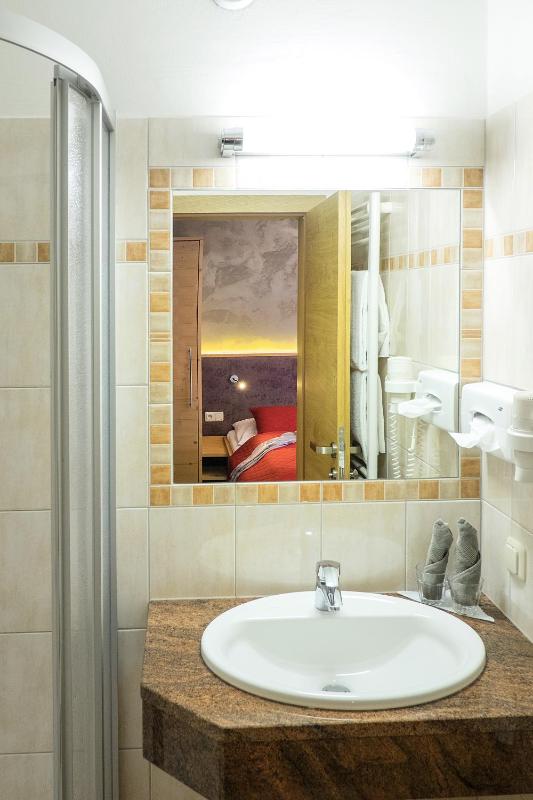 Comfort Triple Room with Balcony image 3