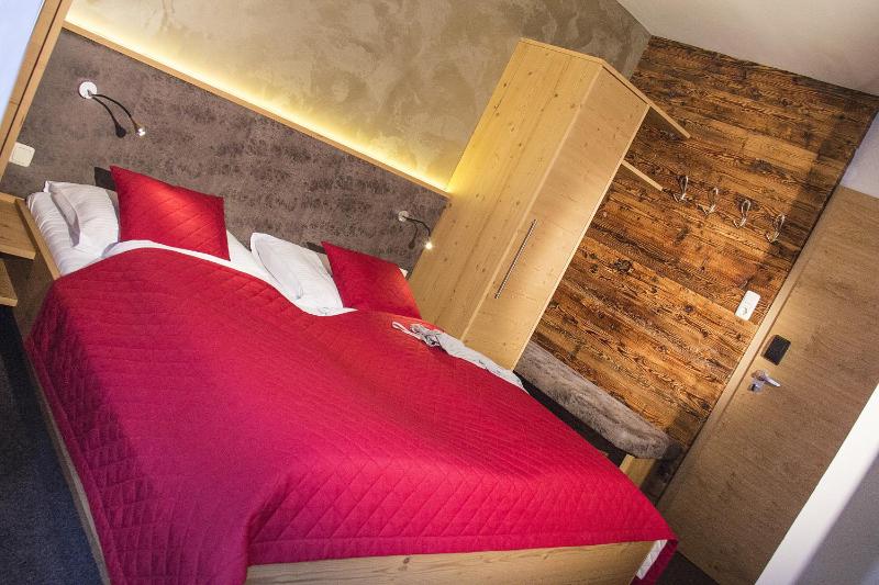 Double Room with Balcony image 3