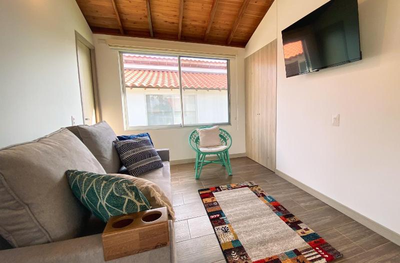 Casa Campestre en zona exclusiva con Jacuzzi a 10 min del aeropuerto 20 min parque del café WiFi parqueadero privado vigilancia 24 hrs y amplias zonas sociales - image 20