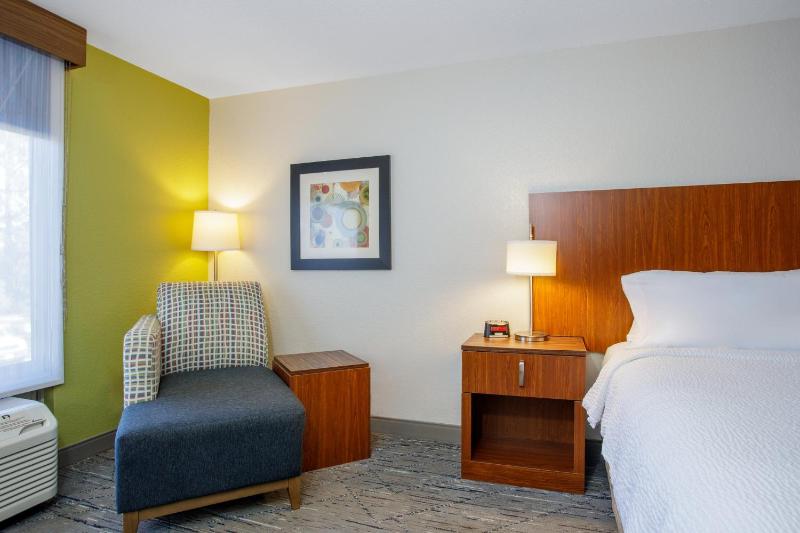 Standard Queen Room with Two Queen Beds image 3