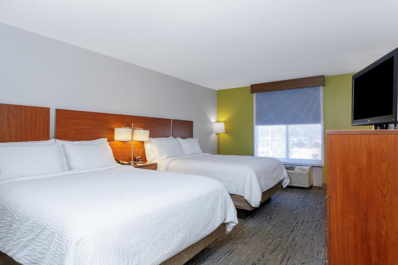 Standard Queen Room with Two Queen Beds image 2