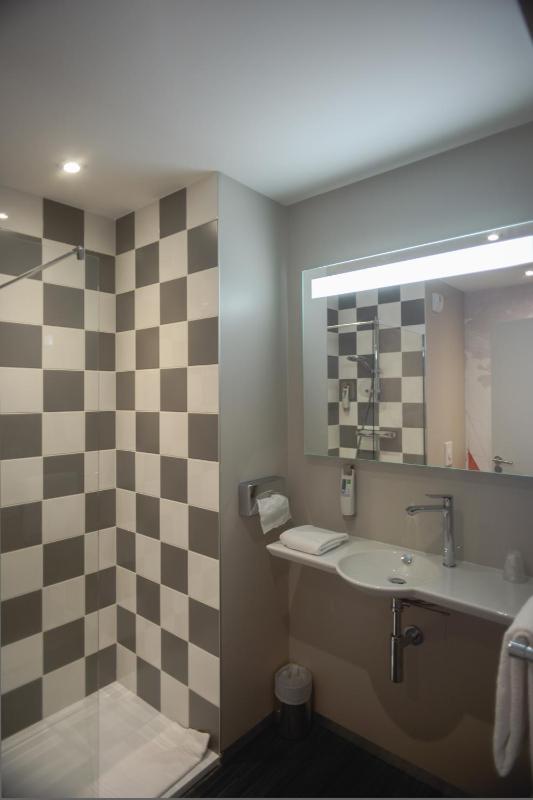 Standard Twin Room image 4