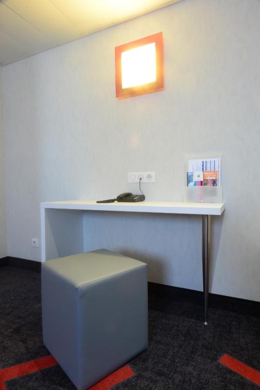 Standard Twin Room image 3